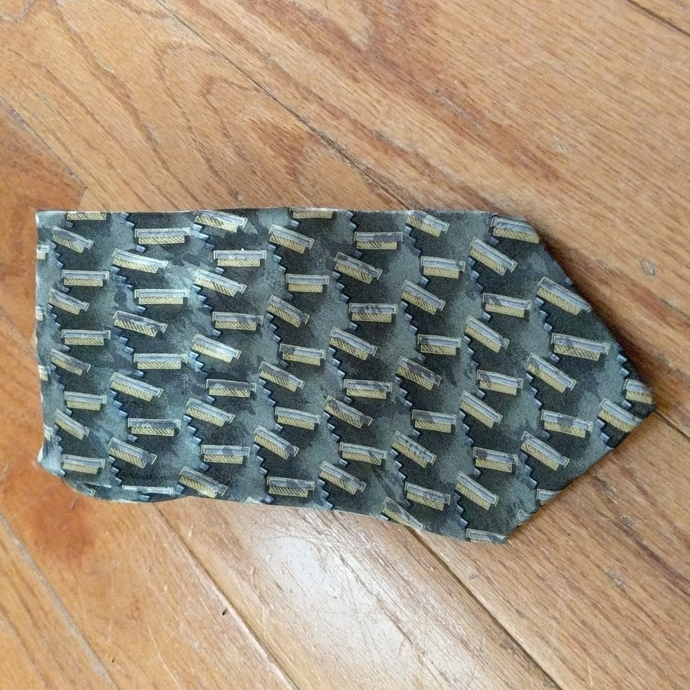 Free with any purchase 100% silk tie Versini